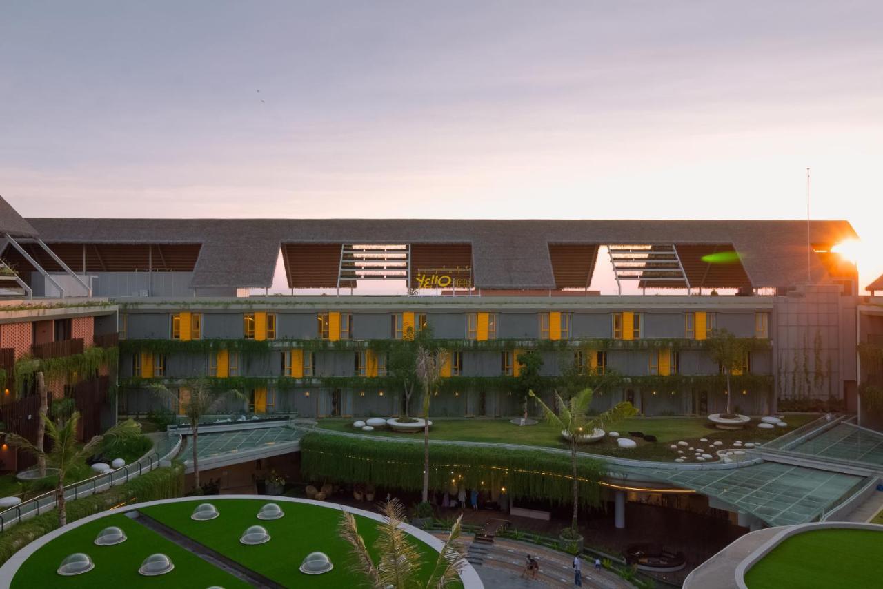 Yello Hotel Kuta Beachwalk Bali Exterior photo