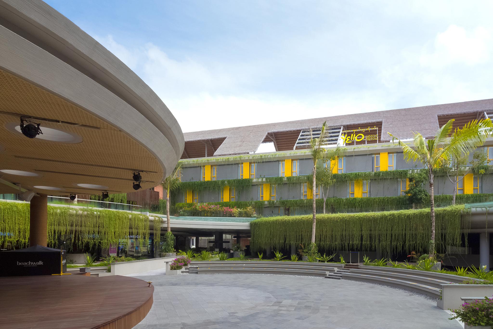 Yello Hotel Kuta Beachwalk Bali Exterior photo