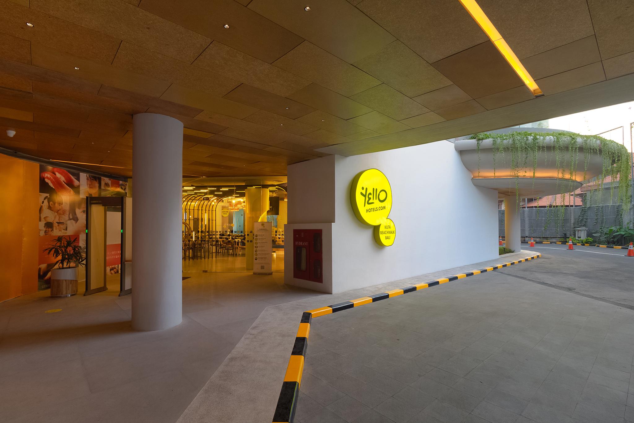 Yello Hotel Kuta Beachwalk Bali Exterior photo