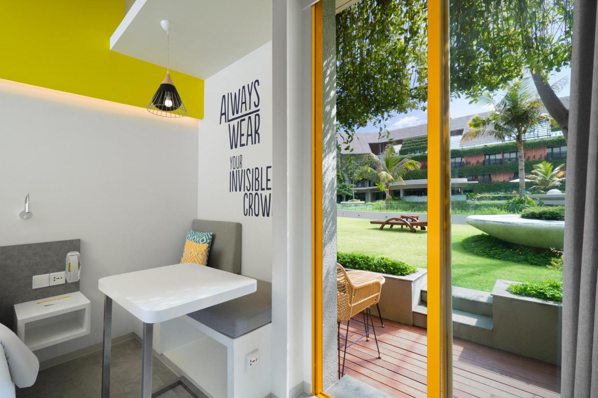 Yello Hotel Kuta Beachwalk Bali Exterior photo